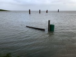 Hochwasser und Bank unter