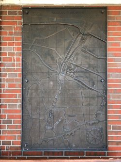 Relief an der Vareler Schleuse